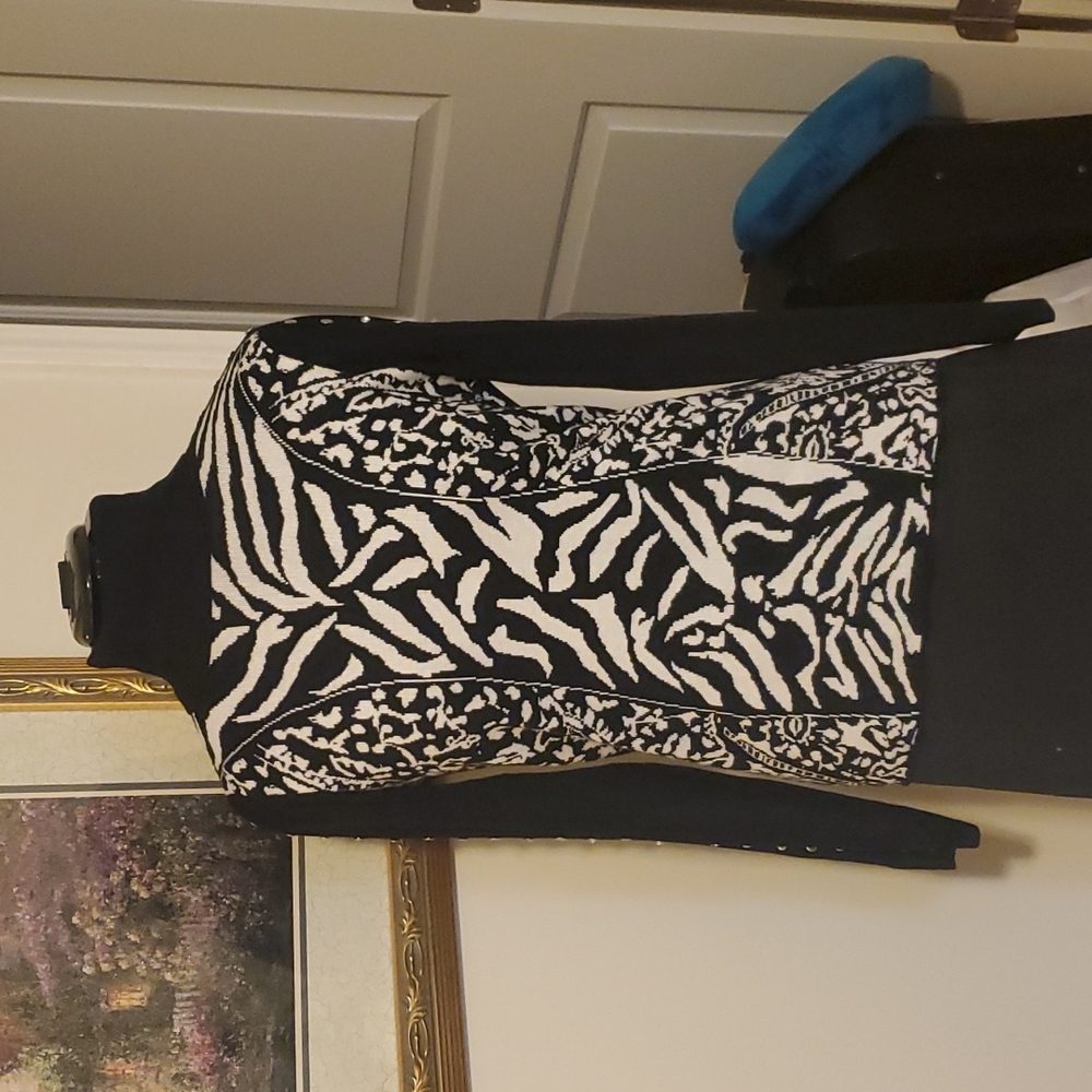 Beautiful black-and-white print turtleneck sweater with beaded sleeve detail - Picture 6 of 7